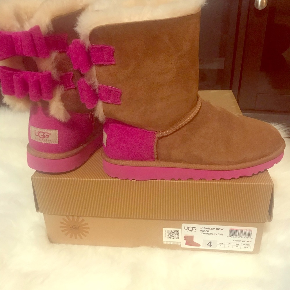 Kids Ugg boots size 4